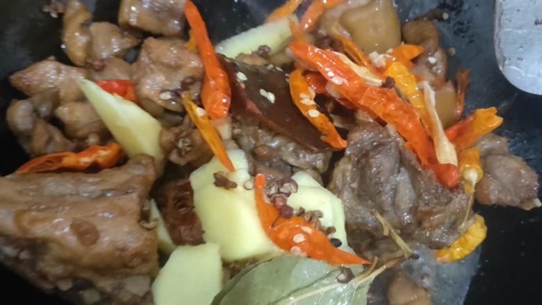香辣野猪肉,待上色均匀,加入干辣椒,八角,桂皮,花椒,香叶,姜片炒香