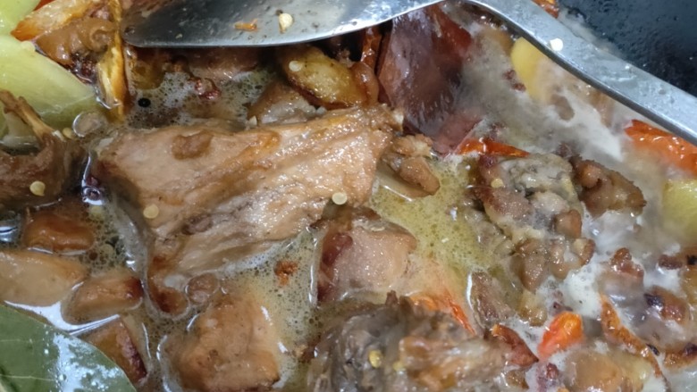 香辣野猪肉,炒香后倒入没过猪肉的热水,然后放入鸡精,生抽,老抽