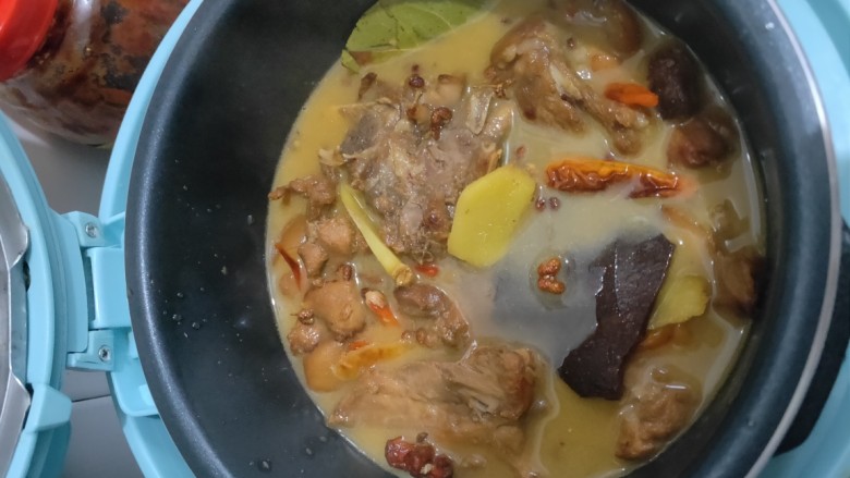 香辣野猪肉,紧接着把它倒入高压锅,压到自己喜欢的口感,我选择的标准口感,35分钟
