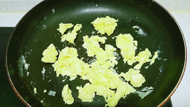 西红柿炒鸡蛋拌火龙果手擀面,锅中放入适量油,油热后倒入鸡蛋液,快速划散
