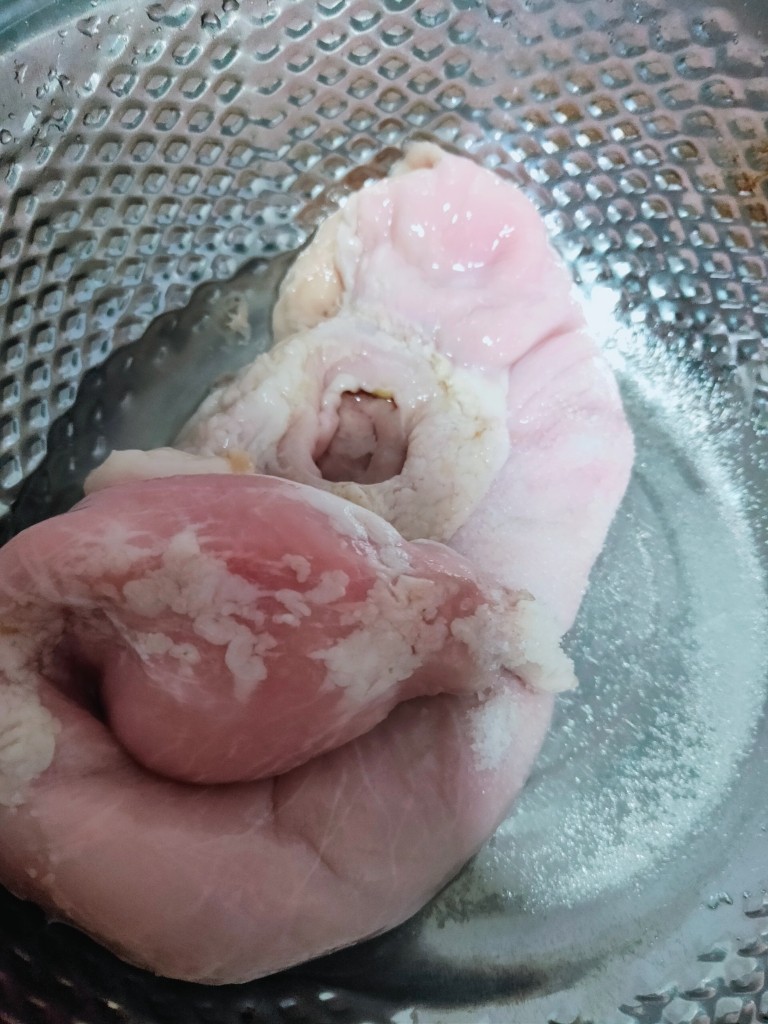 青椒炒猪肚,加入盐和醋揉搓,洗净,重复三次,去除黏液和杂质