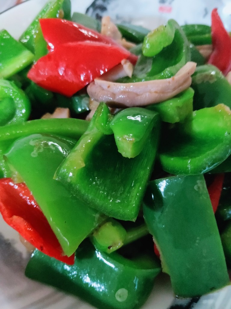 青椒炒猪肚,关火🔥,用锅的余热继续炒会儿