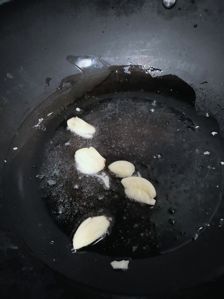 青椒炒猪肚,起锅烧油,小火炒香蒜蓉