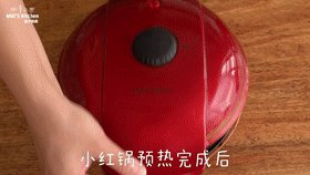 高颜值 | 蛋白霜松饼蛋白,小红锅最高温预热完成后,刷适量无盐黄油。