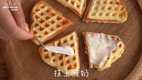 高颜值 | 蛋白霜松饼蛋白,抹上酸奶,撒上<a style='color:red;display:inline-block;' href='/shicai/ 10063'>水果</a>即可享用。