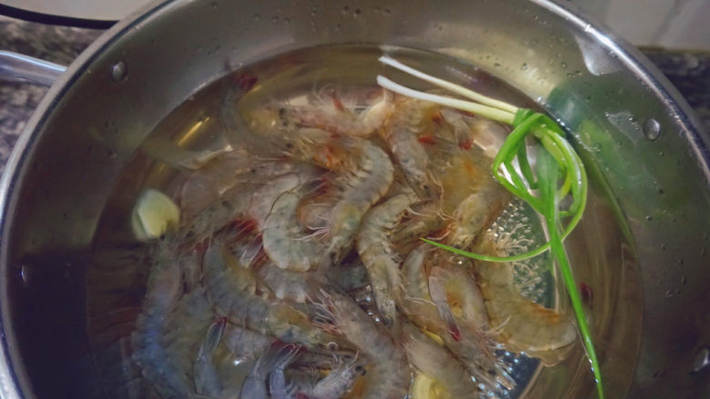 白灼虾🦐,倒入锅中，加水加姜加蒜加料酒