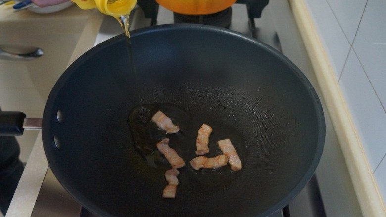 酱焖鲅鱼,起锅热油,放入五花肉,煸炒出油