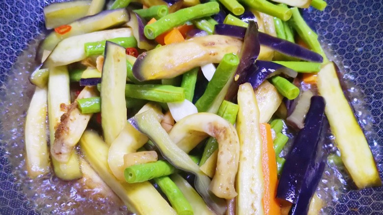 豇豆烧茄子,加适量清水大火焖至入味,转小火收汁