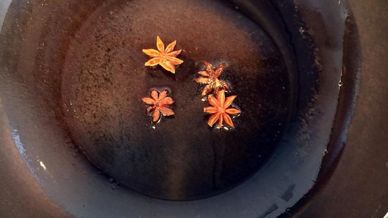 海带炖排骨,再起锅烧油,放入花椒,八角,