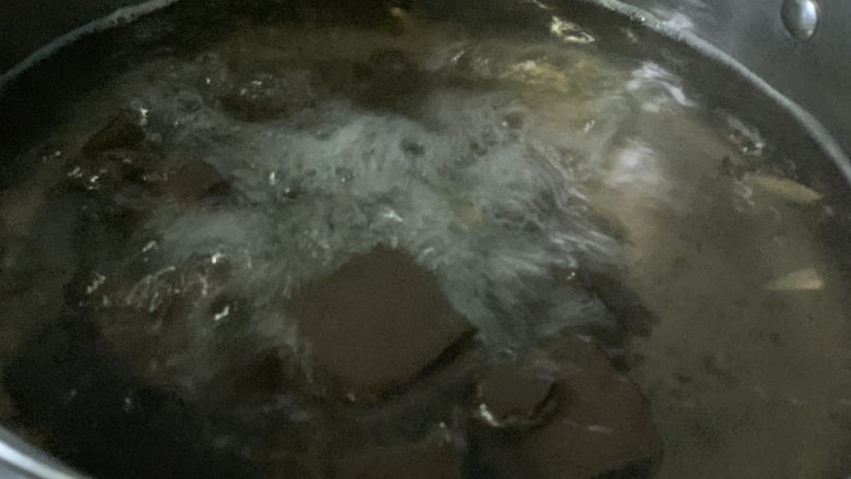 韭菜炒猪血,猪血煮透,这样才不会有腥味;
