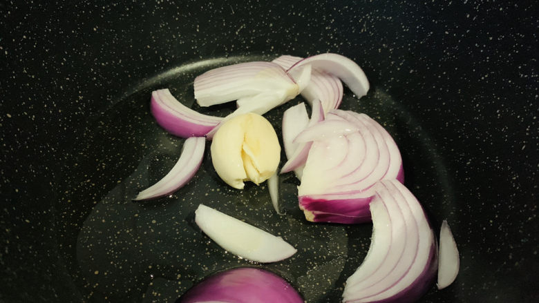 韭菜炒猪血,锅里加食用油,烧热,加入蒜头和洋葱;