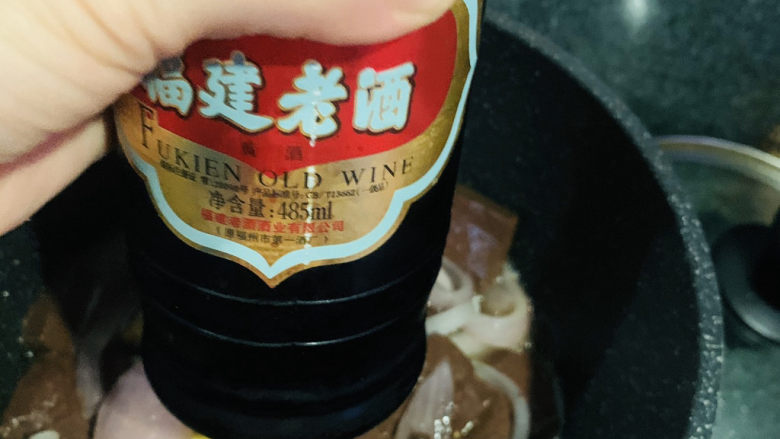 韭菜炒猪血,加料酒；