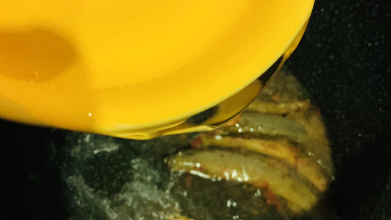 泥鳅炖豆腐,加清水;