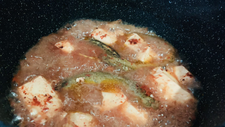 泥鳅炖豆腐,搅拌均匀;
