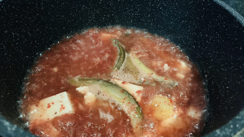泥鳅炖豆腐,大火煮开;