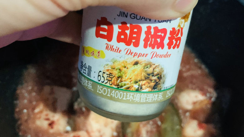 泥鳅炖豆腐,加白<a style='color:red;display:inline-block;' href='/shicai/ 720'>胡椒粉</a>;