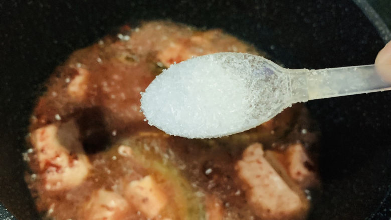 泥鳅炖豆腐,加些味精;