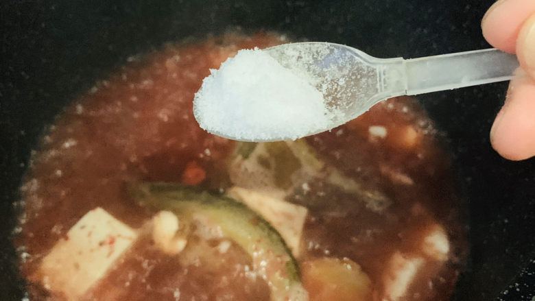 泥鳅炖豆腐,中火,盖上锅盖,炖10分钟;