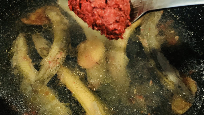 泥鳅炖豆腐,加点红糟;