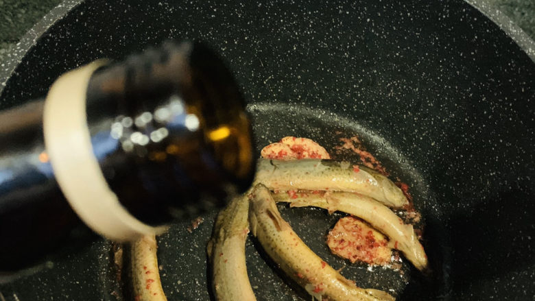 泥鳅炖豆腐,倒入腌制好的泥鳅,炒一下;