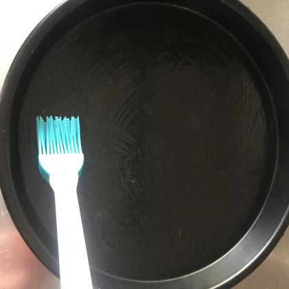 自制凉皮,披萨盘抹油;