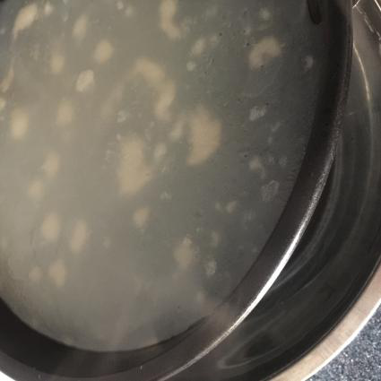 自制凉皮,放入烧开的锅中加盖蒸约2分钟,表面鼓泡即可;