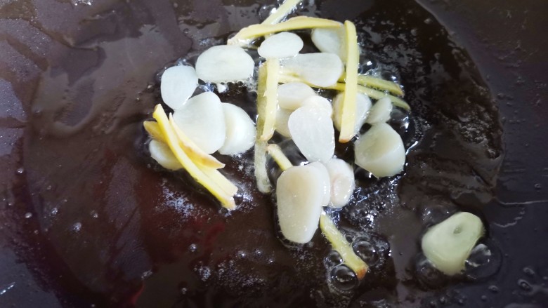 西兰花虾仁豆腐汤,锅中热油,加入姜蒜爆香,