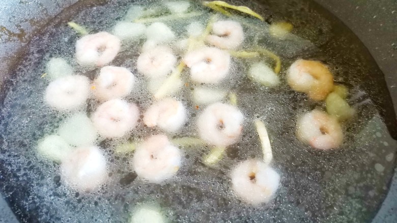 西兰花虾仁豆腐汤,加一碗水煮开,