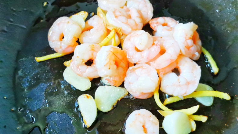 西兰花虾仁豆腐汤,加虾仁炒变色,