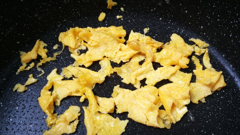 杏鲍菇炒鸡蛋,煎熟用锅铲成小块,盛出