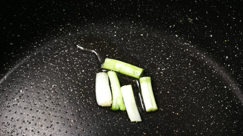 杏鲍菇炒鸡蛋,放入少许油,放入葱白