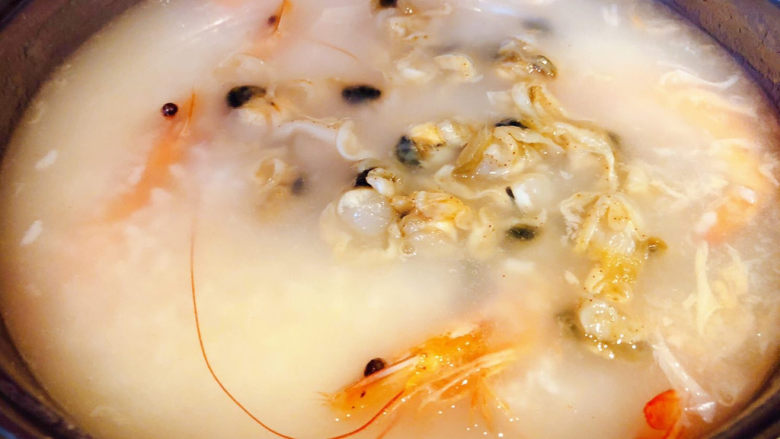 鲜虾干贝粥,放入洗净的扇贝肉肉中火煮三分钟