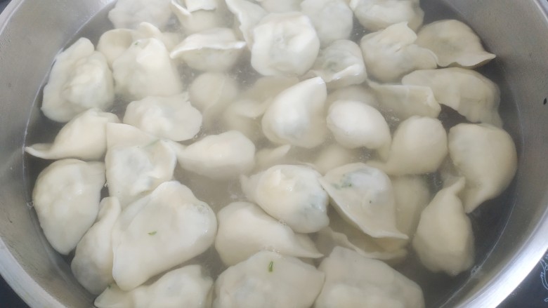 香椿鸡蛋馅饺子,锅中放入适量清水烧开,下入饺子