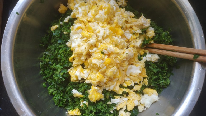 香椿鸡蛋馅饺子,把香椿鸡蛋放入盆中,多放些植物油,适量盐