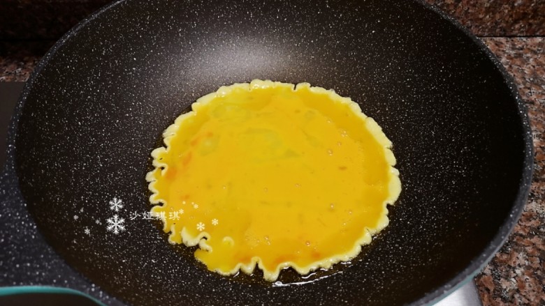 豇豆炒鸡蛋,倒入蛋液定型后翻炒片刻,翻炒过程用铲子将鸡蛋切碎。