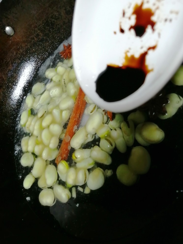 五香蚕豆,加适量酿造酱油,一直煮