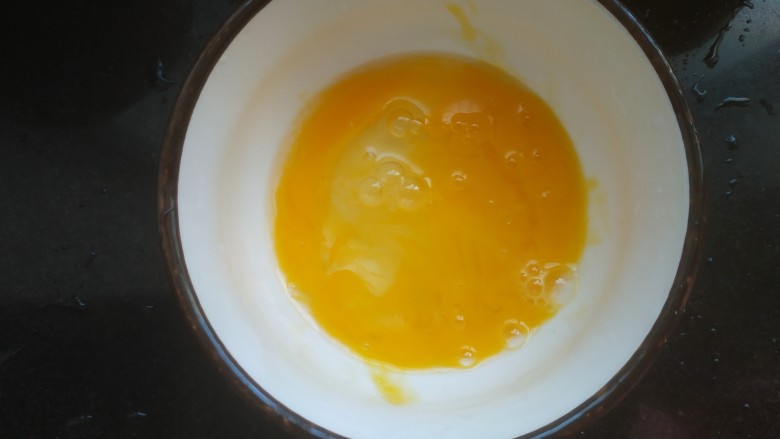 虾仁鸡蛋芝士焗饭,一个<a style='color:red;display:inline-block;' href='/shicai/ 9'>鸡蛋</a>打入小碗中,调匀