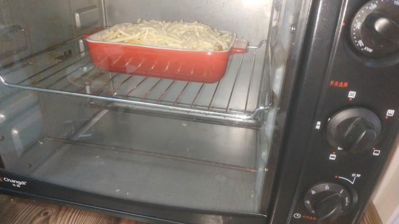 虾仁鸡蛋芝士焗饭,放入烤箱,中层。上下火200度,烤 15分钟