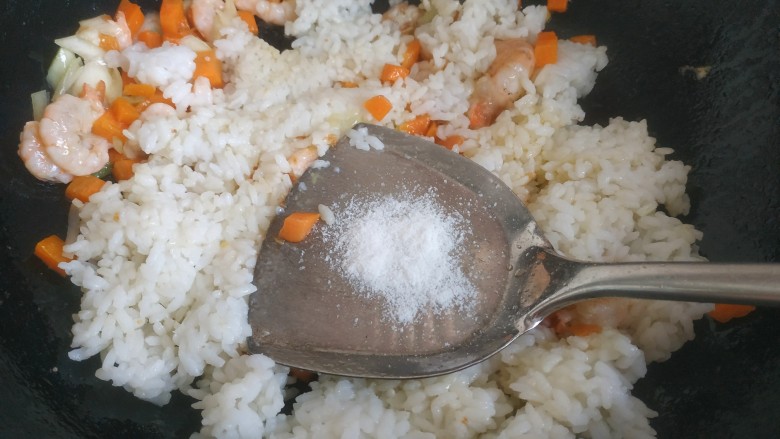 虾仁鸡蛋芝士焗饭,把米饭炒散,加入适量盐