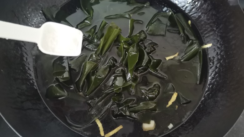 海带豆腐汤,加入适量的盐(根据个人口味添加)