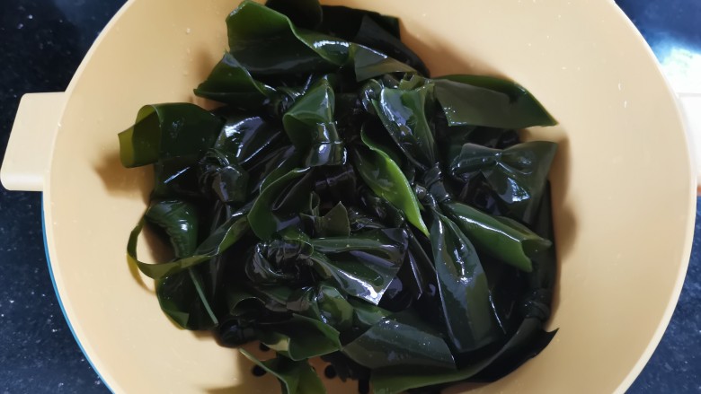 海带豆腐汤,泡好的海带清洗干净,沥干水份