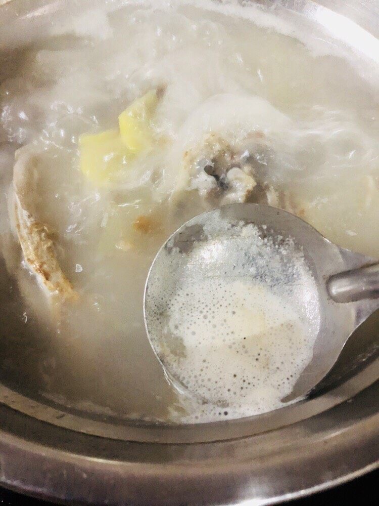 海带豆腐汤,捞去浮末,中火煮十分钟。
