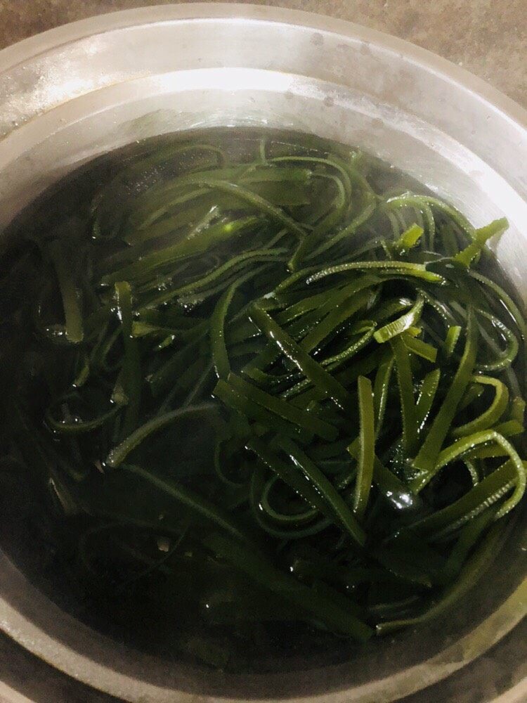 海带豆腐汤,煮一些开水,海带丝焯水一分钟左右
