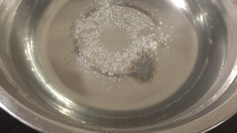 海带豆腐汤,取一个锅内放入适量清水烧开,这个时间我们来煎鱼。