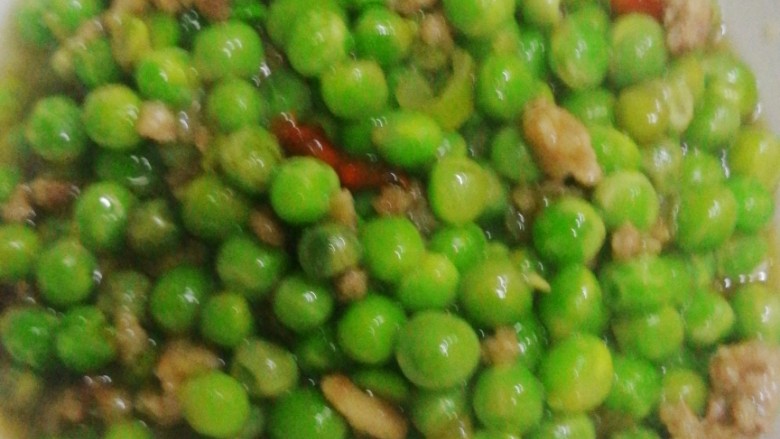 肉沫豌豆,稍煸炒后,看豌豆个个比较“圆润饱满”了,放入淀粉汁儿,薄薄一些就好!愿意汤汁多,可以多放些。