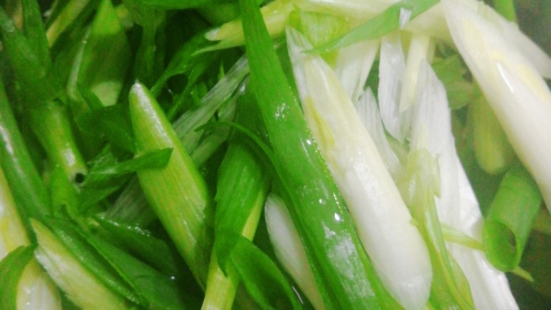 一清二黄——豆腐鸡蛋炒小葱,<a style='color:red;display:inline-block;' href='/shicai/ 157'>小葱</a>择净,洗干净,切斜刀!