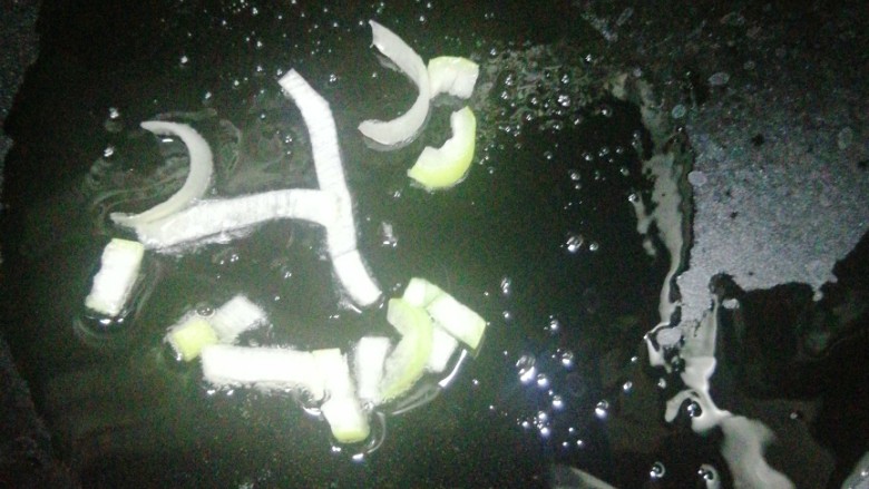 一清二黄——豆腐鸡蛋炒小葱,油锅热后,下葱花。