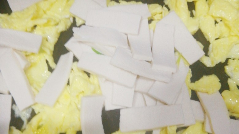 一清二黄——豆腐鸡蛋炒小葱,鸡蛋变色后,放入千叶豆腐,翻炒!