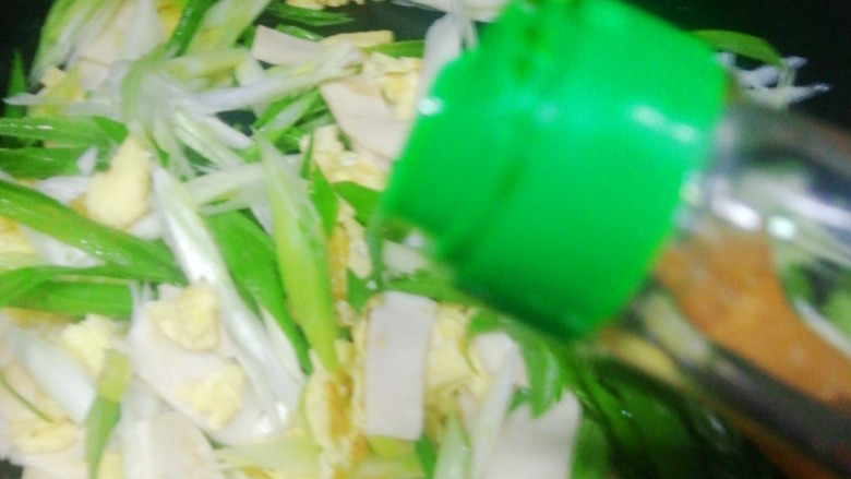 一清二黄——豆腐鸡蛋炒小葱,放入切好的小葱,加入一点儿<a style='color:red;display:inline-block;' href='/shicai/ 788'>生抽</a>上色。