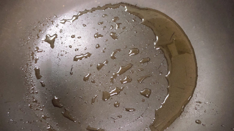 海带豆腐汤,锅中倒入少许油,加热至五成热。